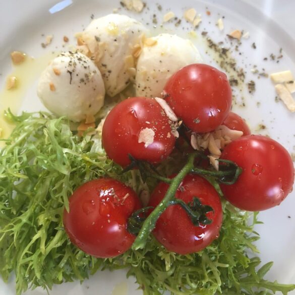 Salada de folhas com tomate cereja na vinha, mussarela de búfala e amêndoas