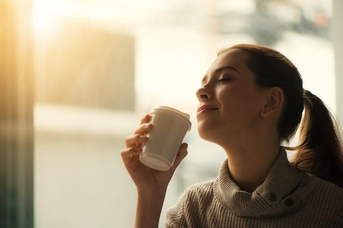 8 hábitos matinais que você deveria evitar para ser uma mulher mais produtiva 
